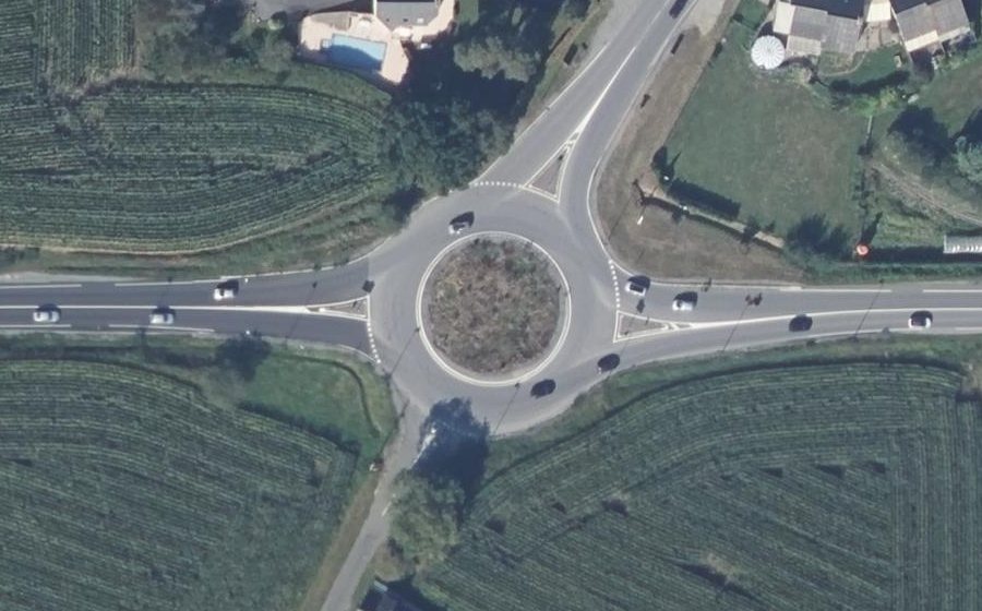 Vue aérienne du Rond-point anonyme n°486659672