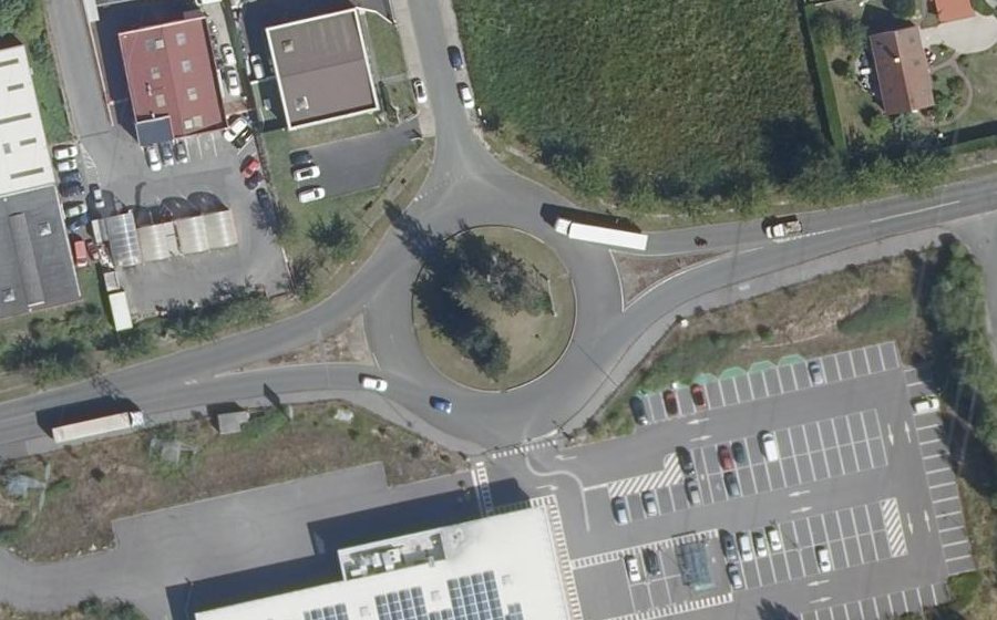 Vue aérienne du Rond-point anonyme n°48674152