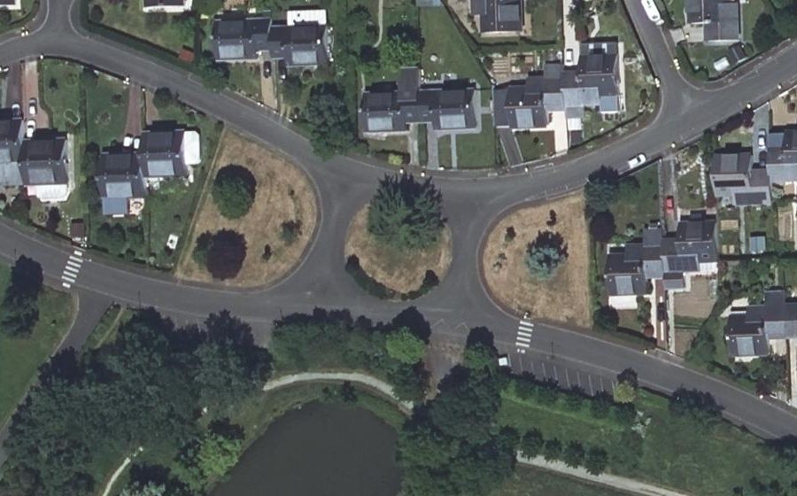 Vue aérienne du Rond-point anonyme n°48688770