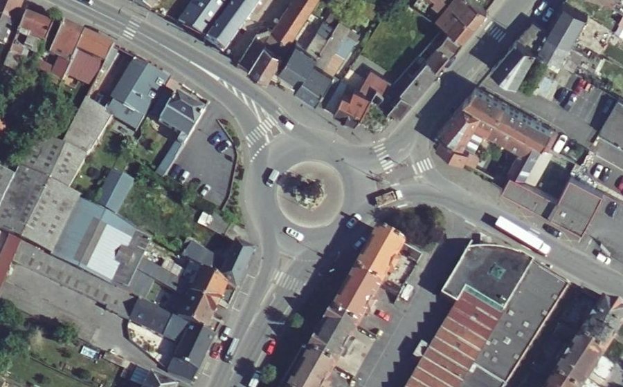 Vue aérienne du Rond-point anonyme n°48702697