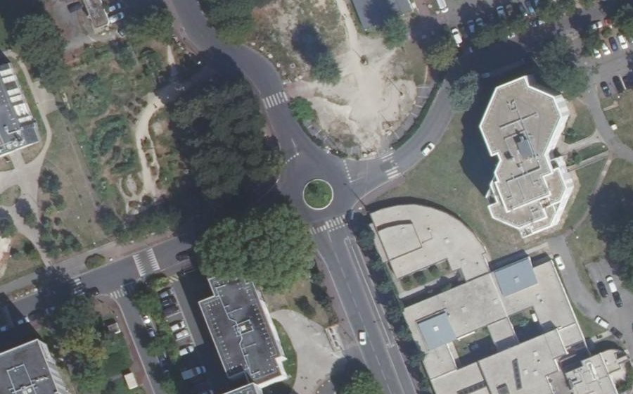 Vue aérienne du Rond-point anonyme n°48708619