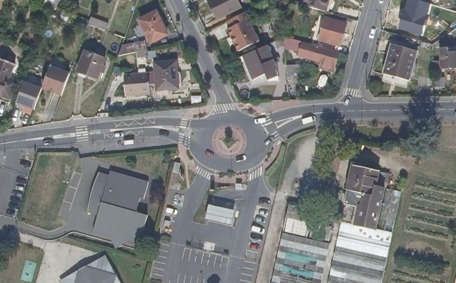 Vue aérienne du Rond-point anonyme n°48736864