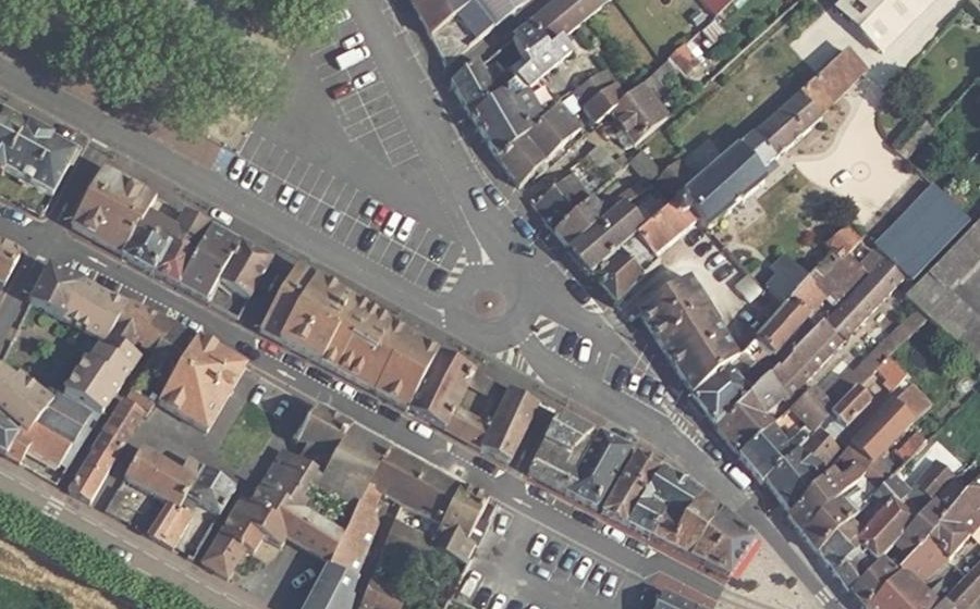 Vue aérienne du Rond-point anonyme n°487369044