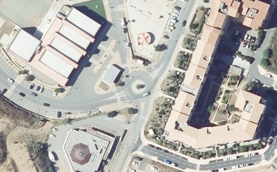 Vue aérienne du Rond-point anonyme n°487485935