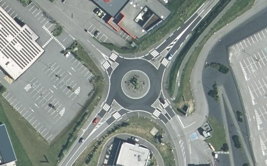 Vue aérienne du Rond-point anonyme n°487490722
