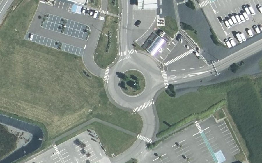 Vue aérienne du Rond-point anonyme n°487490741