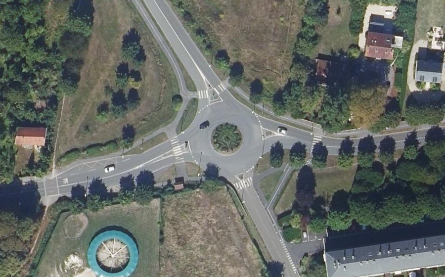 Vue aérienne du Rond-point anonyme n°48750132