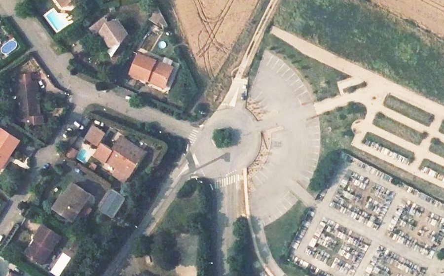 Vue aérienne du Rond-point anonyme n°487518935