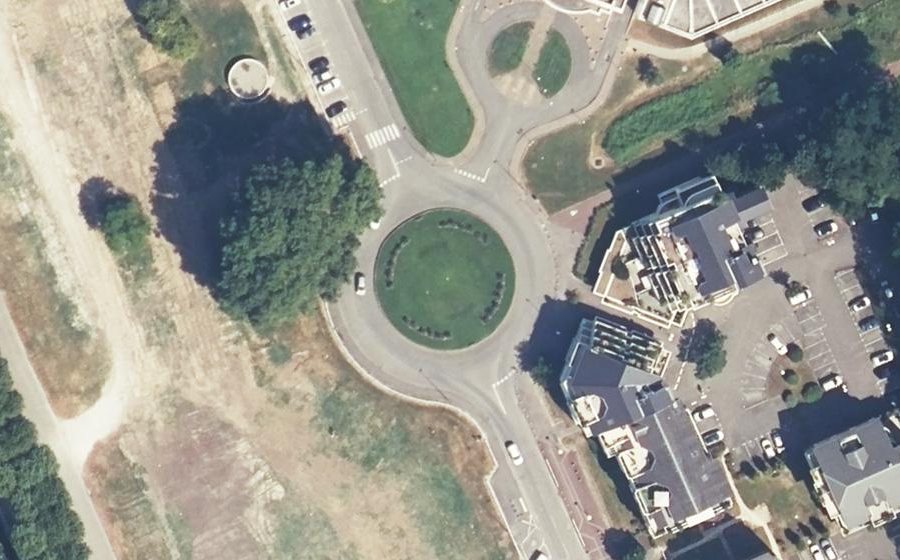 Vue aérienne du Rond-point anonyme n°48755404