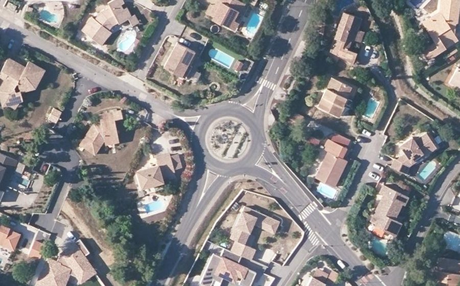 Vue aérienne du Rond-point anonyme n°48755629