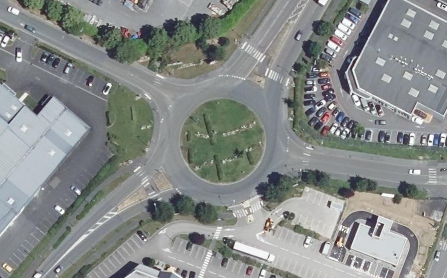 Vue aérienne du Rond-point anonyme n°48765572