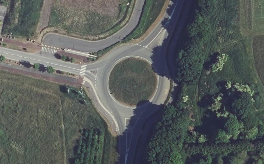 Vue aérienne du Rond-point anonyme n°48773556
