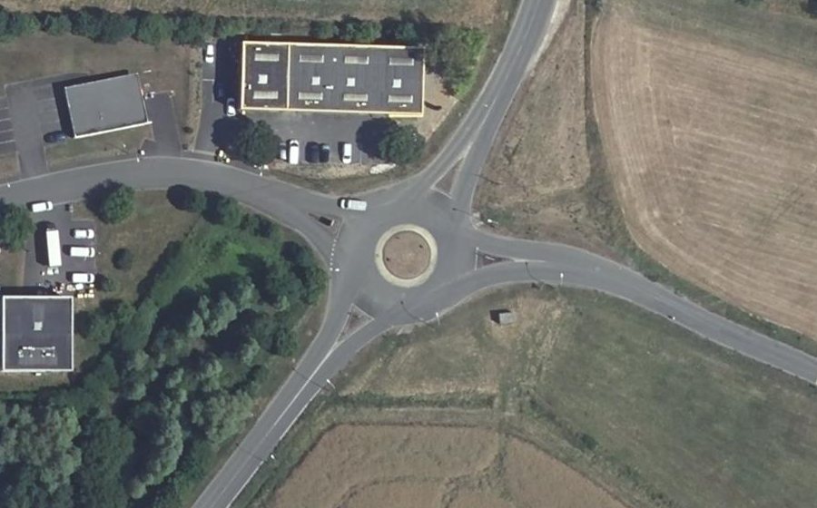 Vue aérienne du Rond-point anonyme n°48774782