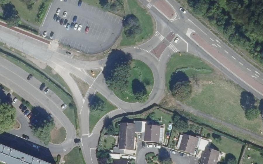 Vue aérienne du Rond-point anonyme n°48796843