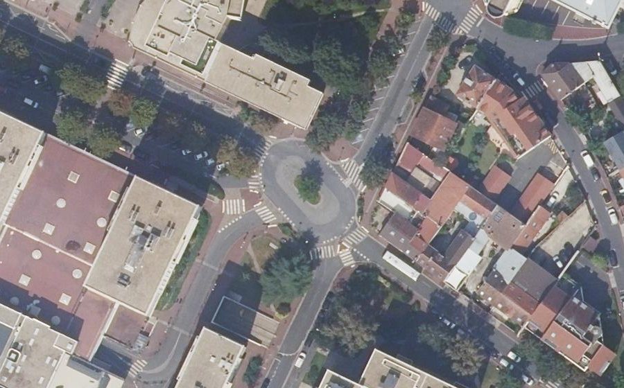 Vue aérienne du Rond-point anonyme n°487998737