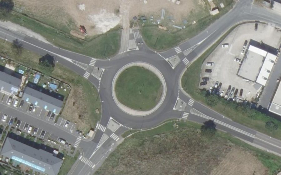 Vue aérienne du Rond-point anonyme n°48803565