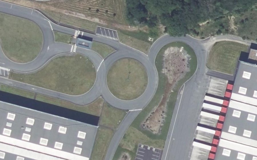 Vue aérienne du Rond-point anonyme n°488104281
