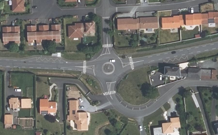 Vue aérienne du Rond-point anonyme n°488271864