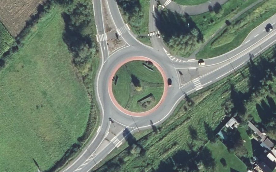 Vue aérienne du Rond-point anonyme n°488329270