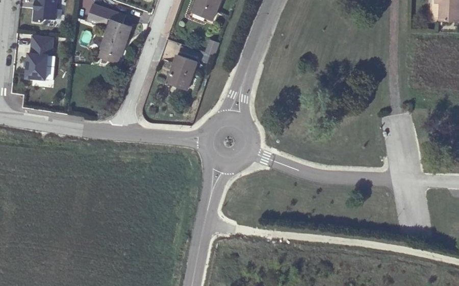 Vue aérienne du Rond-point anonyme n°488441690