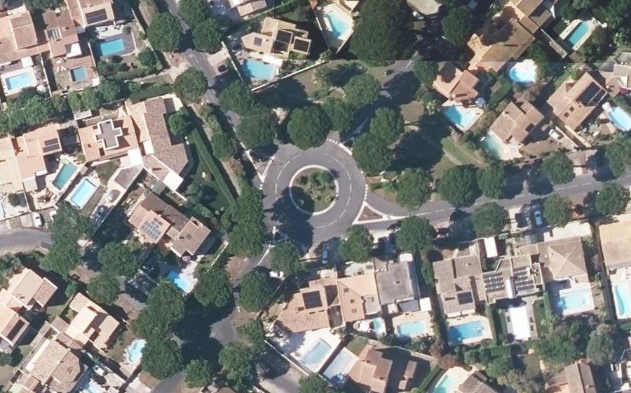 Vue aérienne du Rond-point anonyme n°48846194