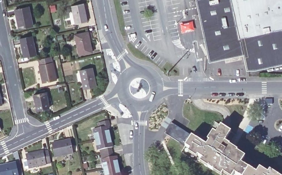 Vue aérienne du Rond-point anonyme n°488515915