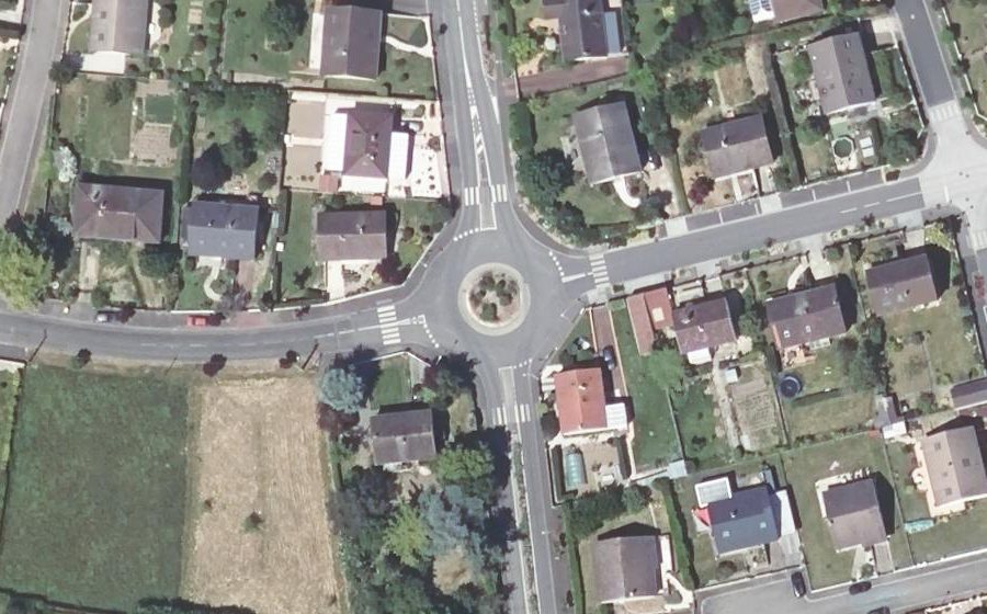 Vue aérienne du Rond-point anonyme n°488517036