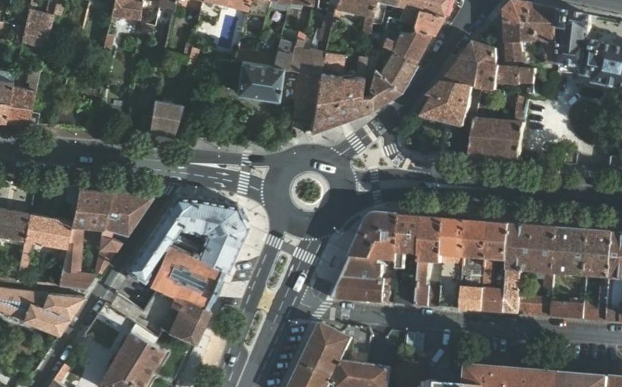 Vue aérienne du Rond-point anonyme n°488541191