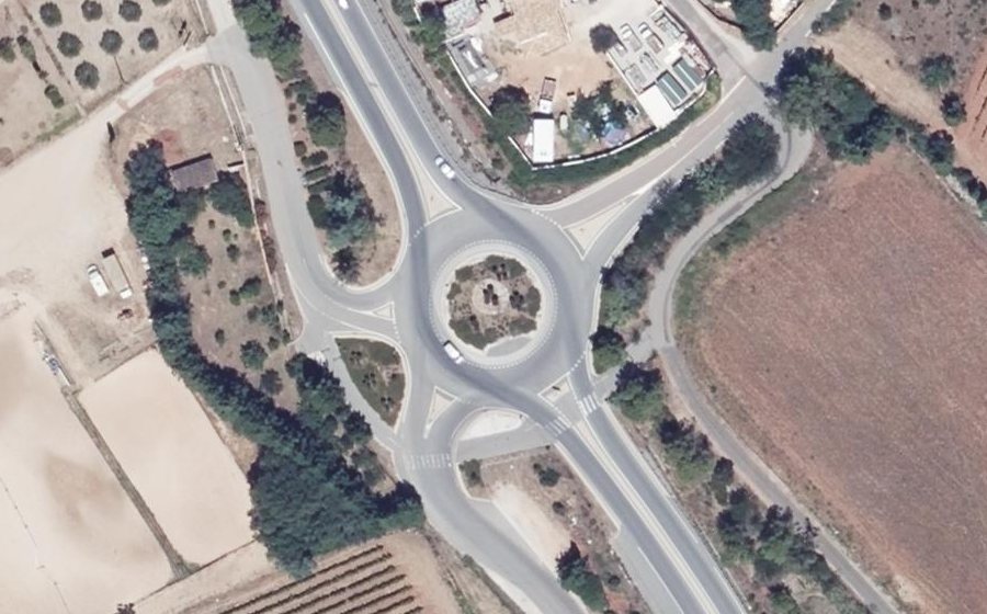 Vue aérienne du Rond-point anonyme n°488643015