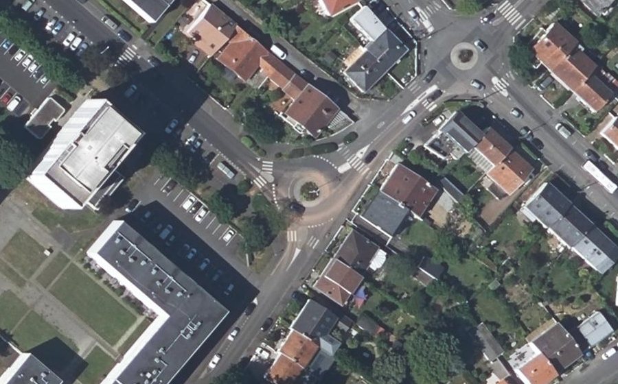 Vue aérienne du Rond-point anonyme n°48865658