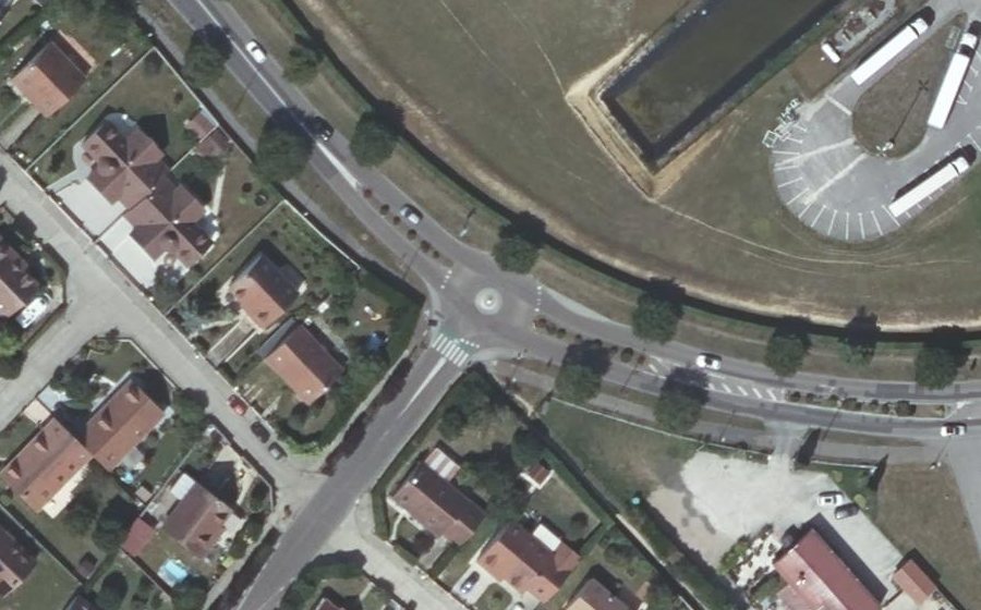 Vue aérienne du Rond-point anonyme n°48867522