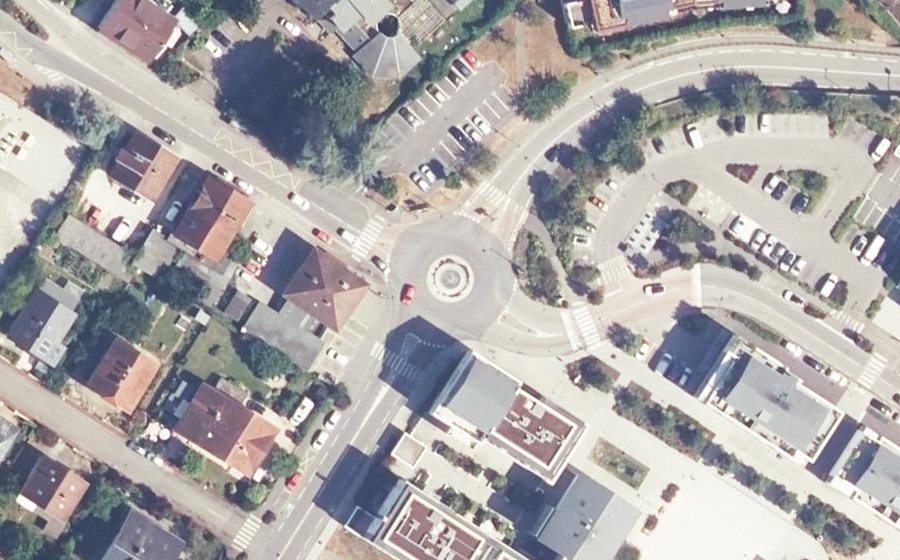 Vue aérienne du Rond-point anonyme n°488746023