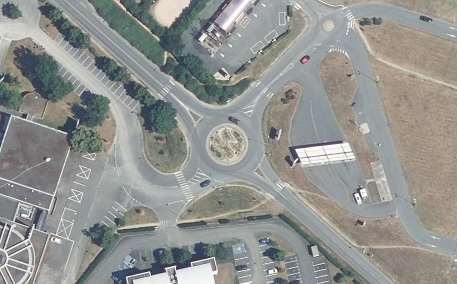 Vue aérienne du Rond-point anonyme n°48875073