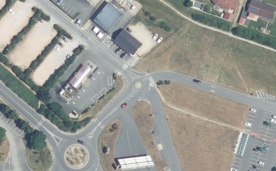 Vue aérienne du Rond-point anonyme n°48875081