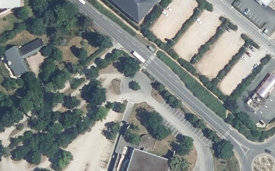 Vue aérienne du Rond-point anonyme n°48875082