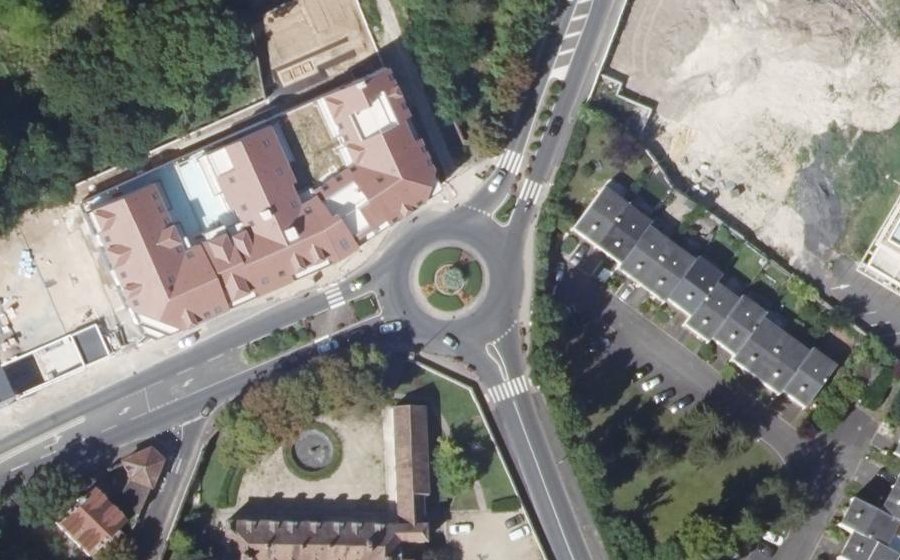 Vue aérienne du Rond-point anonyme n°48878077