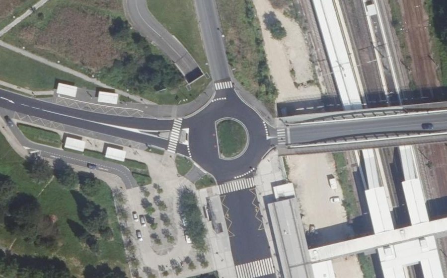 Vue aérienne du Rond-point anonyme n°488880855