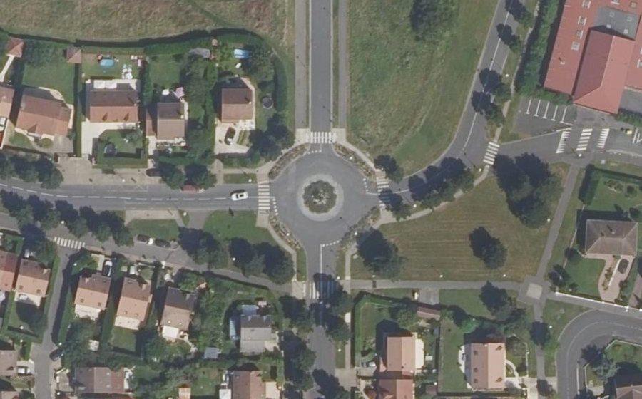 Vue aérienne du Rond-point anonyme n°488888342