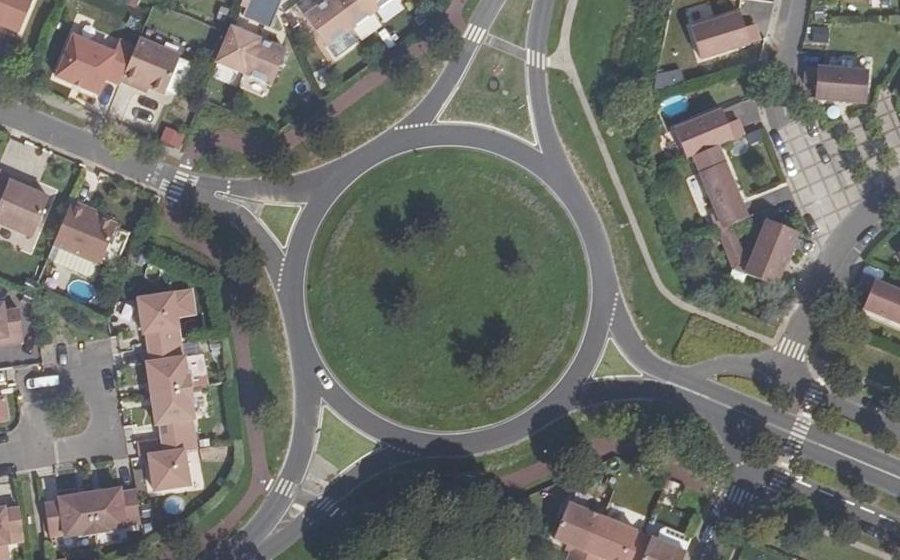 Vue aérienne du Rond-point anonyme n°488888348