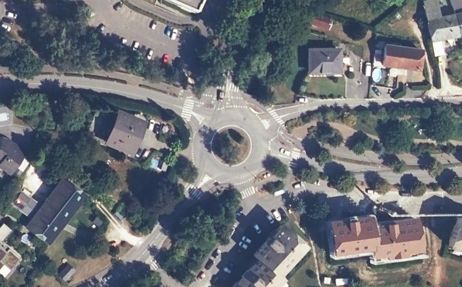 Vue aérienne du Rond-point anonyme n°488894454