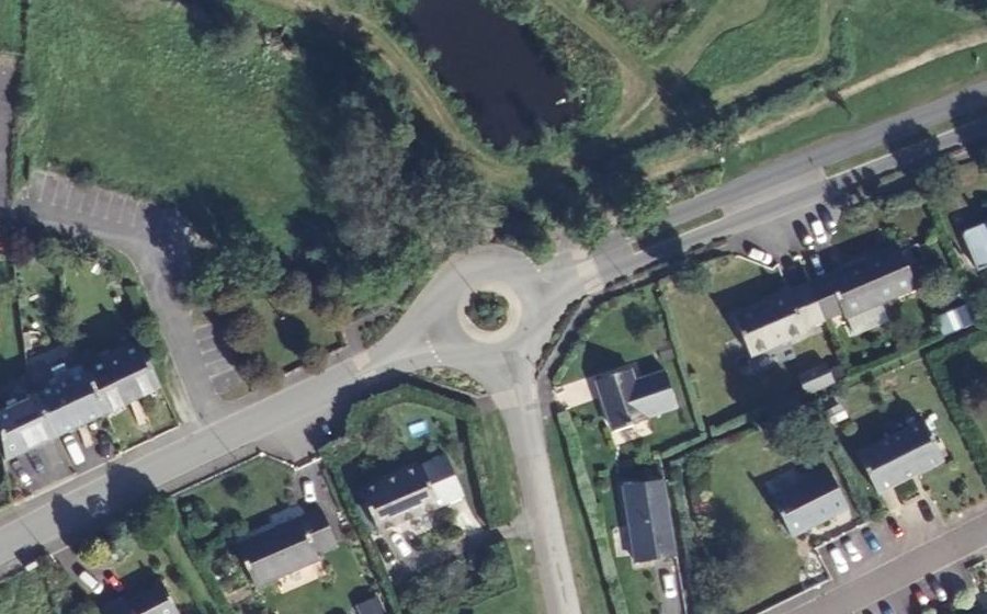 Vue aérienne du Rond-point anonyme n°48898513