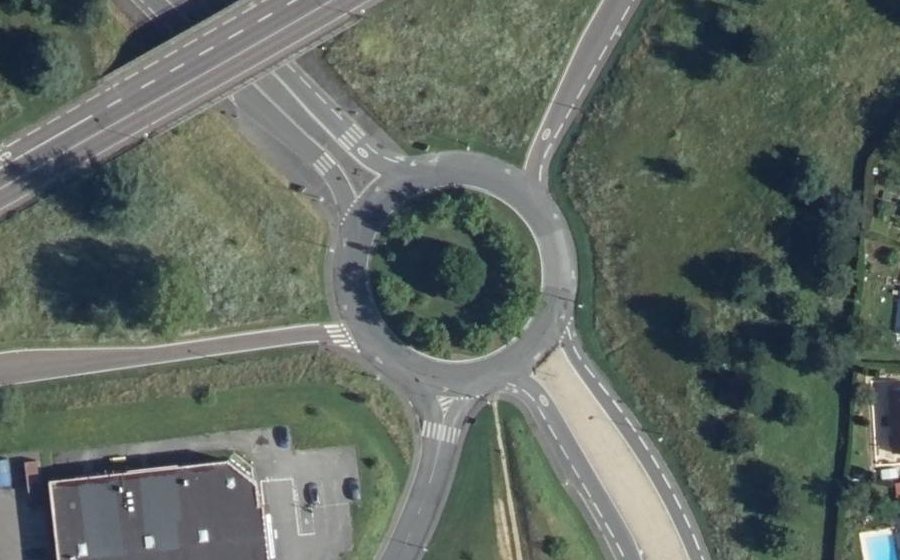 Vue aérienne du Rond-point anonyme n°48903686
