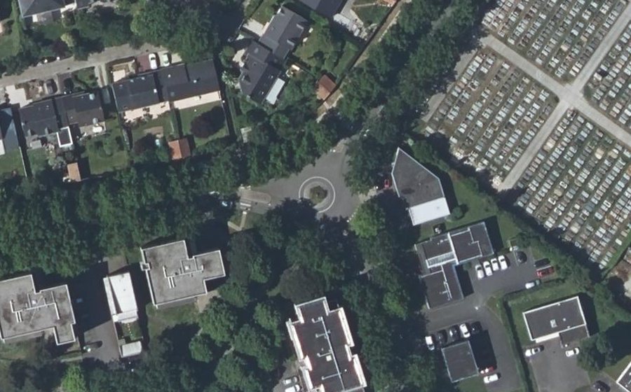 Vue aérienne du Rond-point anonyme n°48905273