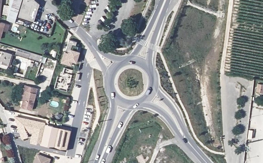 Vue aérienne du Rond-point anonyme n°489073842
