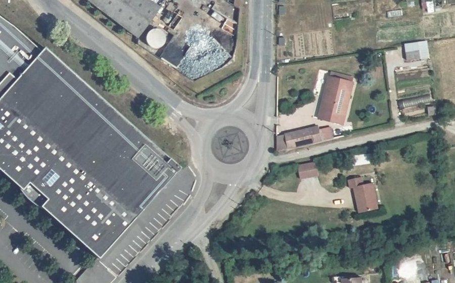 Vue aérienne du Rond-point anonyme n°48908630