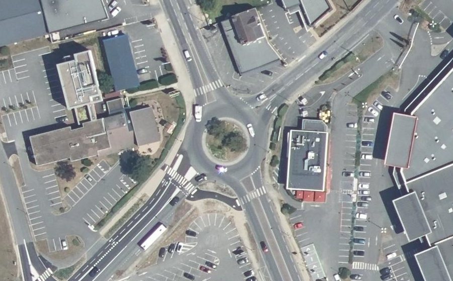 Vue aérienne du Rond-point anonyme n°48917293