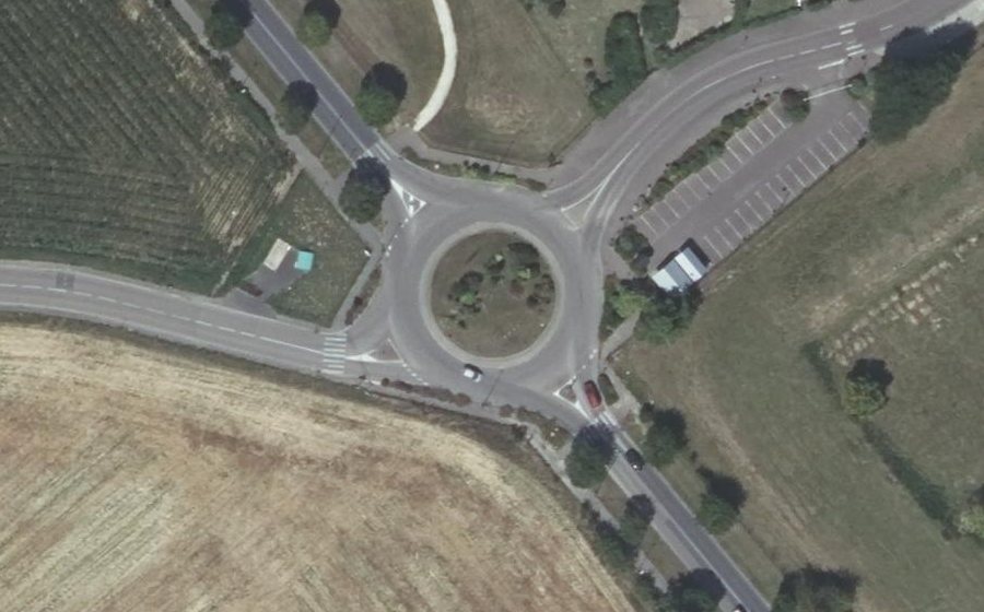 Vue aérienne du Rond-point anonyme n°48918725