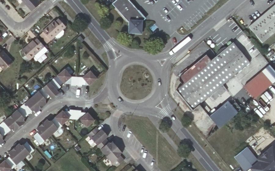 Vue aérienne du Rond-point anonyme n°48918729