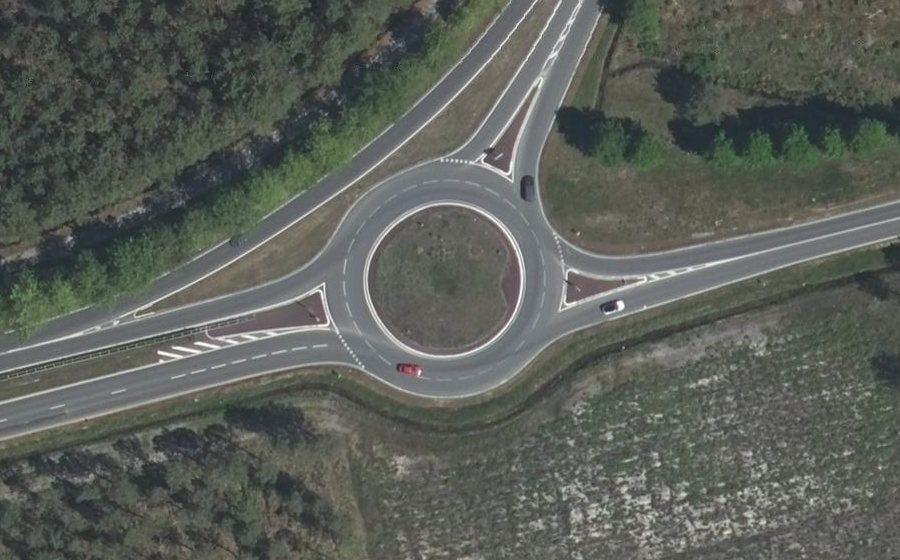 Vue aérienne du Rond-point anonyme n°489342986