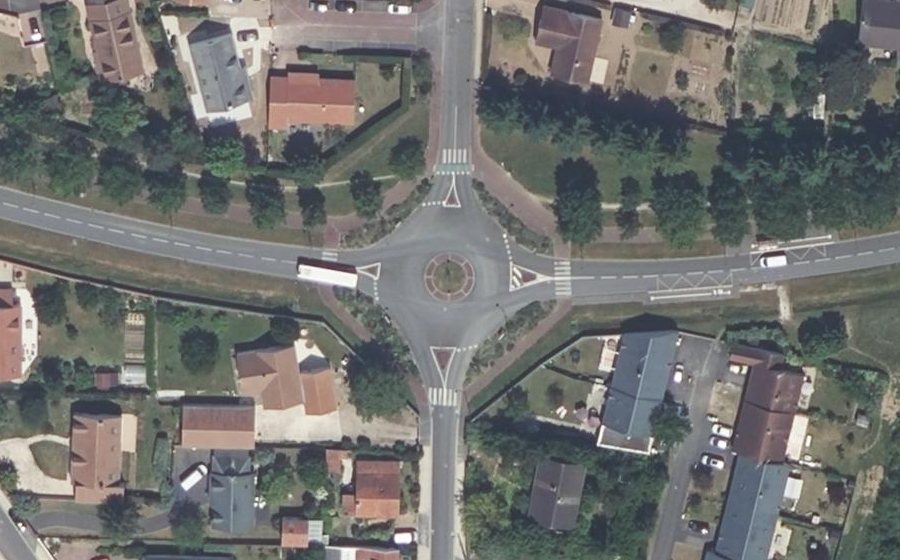 Vue aérienne du Rond-point anonyme n°48940229